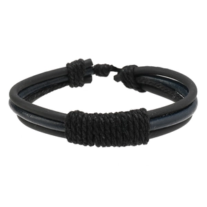 Dettaglio di bracciale multistrato in pelle nera e blu con cordino intrecciato uomo
