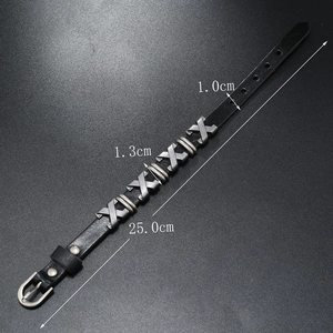 Détail du bracelet punk en cuir noir ajustable avec croix en métal et boucle de réglage