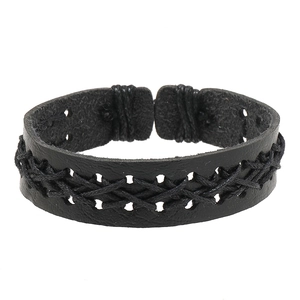 Dettaglio di un bracciale in pelle nera multistrato fatto a mano con corda di cera vintage