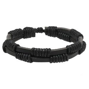 Dettaglio di un bracciale multistrato in pelle nera con dettagli di corde intrecciate
