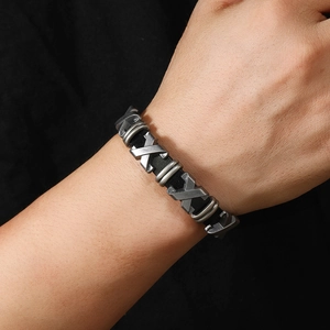 Détail d'un bracelet en cuir pour homme style punk avec boucle réglable et éléments en métal
