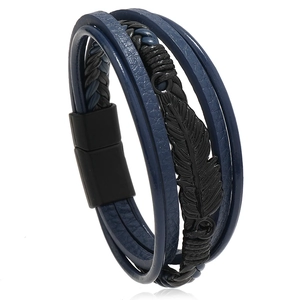 Détail d'un bracelet multicouche en cuir bleu marine avec pendentif plume noire et fermoir aimanté