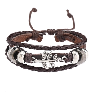 Détail d'un bracelet en cuir tressé multicouche avec feuille d'argent et perles