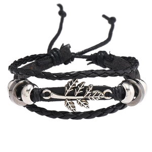 Détail d'un bracelet multicouche en cuir tressé noir avec pendentif feuille argentée ajustable