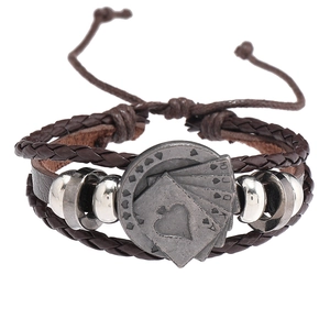 Détail du bracelet en cuir pour homme avec charme de quinte flush de pique en argent