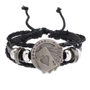 Détail de bracelet en cuir pour homme avec charme en métal de cartes de poker vintage