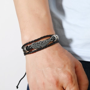 Bracelet tressé en cuir pour homme avec pendentif plume argentée et cordon ajustable