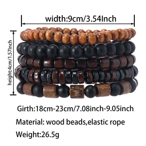 Makrodetail der Holzperlen-Armbänder mit Maßen von 18-23 cm und natürlicher Materialtextur