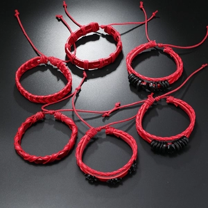 Detail van 6-delige rode leren armbanden met zwarte kralen en verstelbaar koord