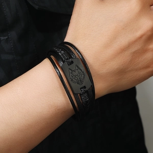 Bracciale multistrato in pelle da uomo con placca in metallo nero opaco testa di lupo