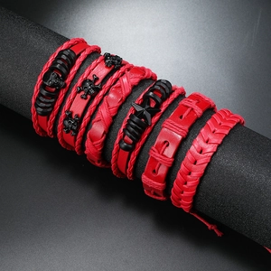 Detail van 6 rode gevlochten leren armbanden met schedel en ster metalen bedeltjes