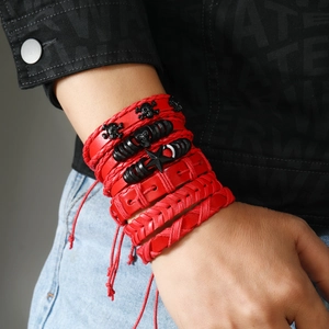 Detail van de rode meerlaagse lederen armband met schedel en ster metalen bedels