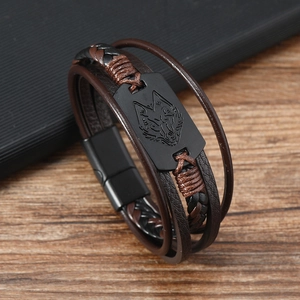 Dettaglio del bracciale in pelle multistrato con placca in metallo lupo e chiusura magnetica