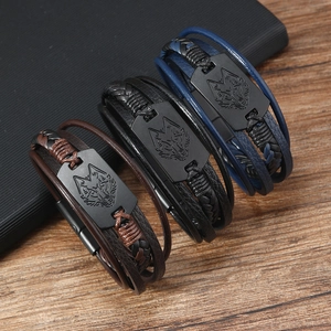 Bracciale multistrato in pelle intrecciata da uomo con placca in lega testa di lupo