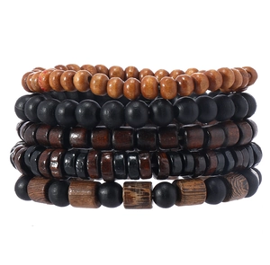 Makroaufnahme von mehrlagigen Holzperlen-Armbändern mit natürlicher Holzmaserung-Textur