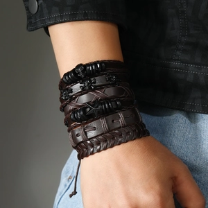 Detail van de meerlaagse leren armband met doodskopbedels en punk geweven texturen