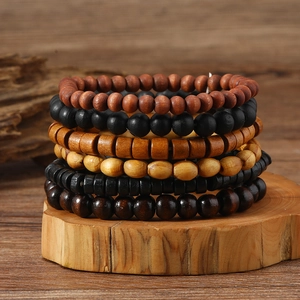 Juego de seis pulseras retro de cuentas de madera con tonos naturales marrón y negro
