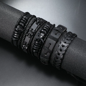 Detailopname van 5-delige punk herenarmbanden van zwart leer met schedels en sterren
