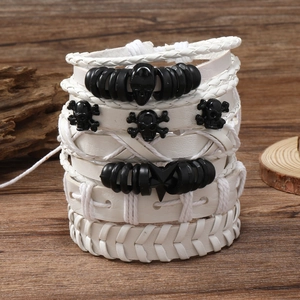Gothic witte meerlaagse gevlochten lederen armband set met schedel en sterren