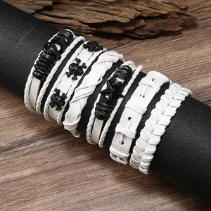 Detail van 6-delige meerlaagse heren lederen armbandenset met schedel en ster bedeltjes