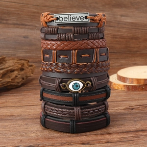 Détail du lot de 9 bracelets en cuir rétro avec plaque Believe et charms Evil Eye