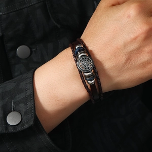 Herren Vintage Lederarmband mehrlagig geflochten mit Sonnenblumen-Anhänger und blauen Perlen