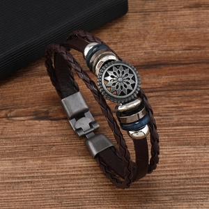 Mehrlagiges Lederarmband mit Sonnenblumen-Anhänger und Perlen im Vintage-Stil auf Holzdekor
