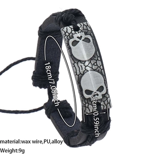 Détail de la plaque de crâne sur bracelet en cuir tressé noir avec les dimensions de taille