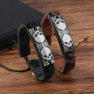 Bracelet en Cuir Punk Rétro pour Hommes avec Plaque Métallique en Alliage Cordon Ciré Tressé Corde à Main Réglable Bijoux de Style Urbain