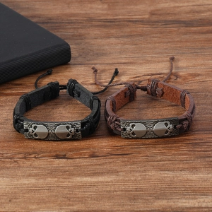 Bracelet tressé en cuir pour homme avec charm tête de mort en noir et marron foncé