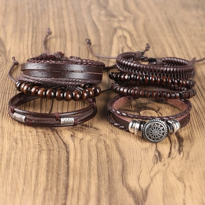 Set mit 8 Vintage-Lederarmbändern mit ethnischen Holzperlen und geflochtenen Details