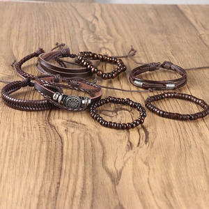Detail von Vintage-Lederarmbändern mit Holzperlen und Ringen aus Stammeslegierungen