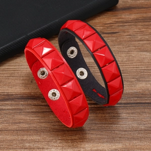Bracelet en Cuir à Pointes Pyramides Punk Pour Hommes Femmes Boucle en Métal Réglable Sangle de Main Rivet Carré Bijoux Gothiques