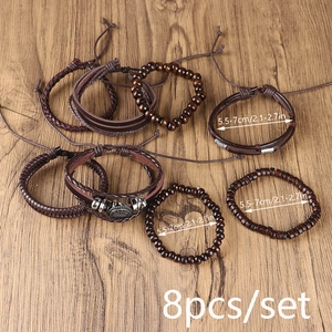 Detailansicht des 8er-Sets Vintage-Lederarmbänder mit Holzperlen und Metall-Anhängern
