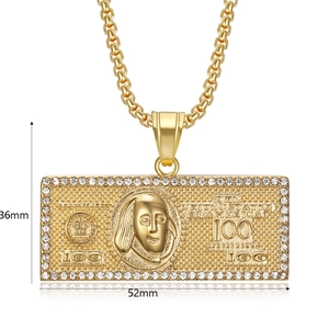 Detail der vergoldeten Dollar-Halskette mit Zirkonia-Steinen und Maßen von 52mm x 36mm