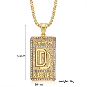 Détail du pendentif doré avec gravure Dream Chasers et bordure en cristaux