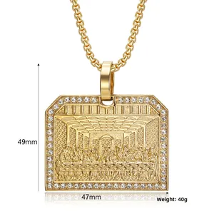 Dettaglio del ciondolo Ultima Cena dorato con cristalli e misure 49mm x 47mm