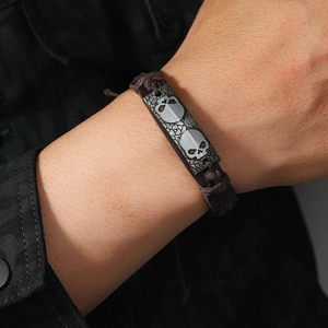 Bracelet cuir tressé vintage pour homme avec plaque métallique gravée de crânes