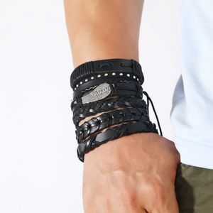 Set di bracciali multistrato in pelle nera da uomo con cinturini intrecciati e piuma