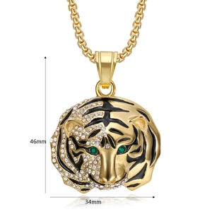 Détail du pendentif tigre hip hop plaqué or avec yeux en pierres vertes et zircons