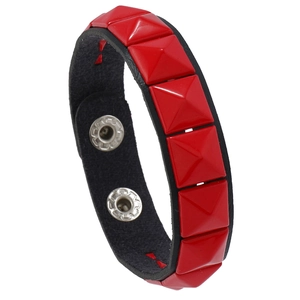 Bracelet punk en cuir avec clous pyramide rouges et pressions argentées pour hommes