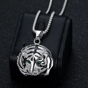 Collier avec pendentif tête de tigre hip hop, yeux verts et strass en cristal