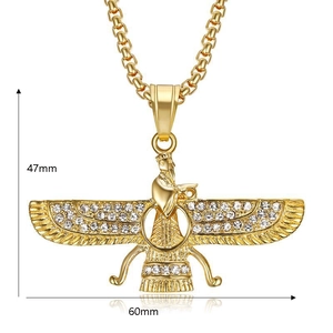 Vue détaillée du pendentif Faravahar doré avec dimensions de 47 mm par 60 mm