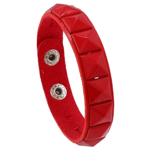 Bracelet punk en cuir rouge orné de clous carrés et de boutons-pression réglables