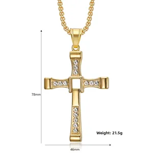 Détail macro du pendentif croix dorée avec strass et chaîne montrant les dimensions