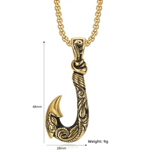 Détail du pendentif hameçon doré avec motifs de vagues rétro et chaîne à mailles