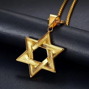 Collana Stella di David dorata con finitura opaca su un supporto per gioielli nero
