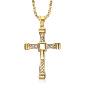 Collana con croce in acciaio inossidabile placcato oro con strass intarsiati da uomo su bianco