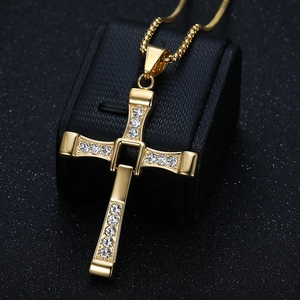 Collana con croce in titanio dorato stile Fast and Furious con inserti in cristallo