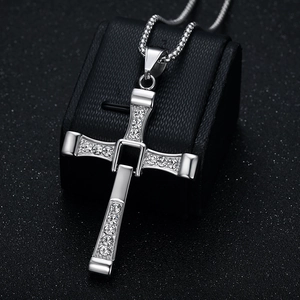 Collana con croce in acciaio al titanio argento con cristalli e catena a scatola